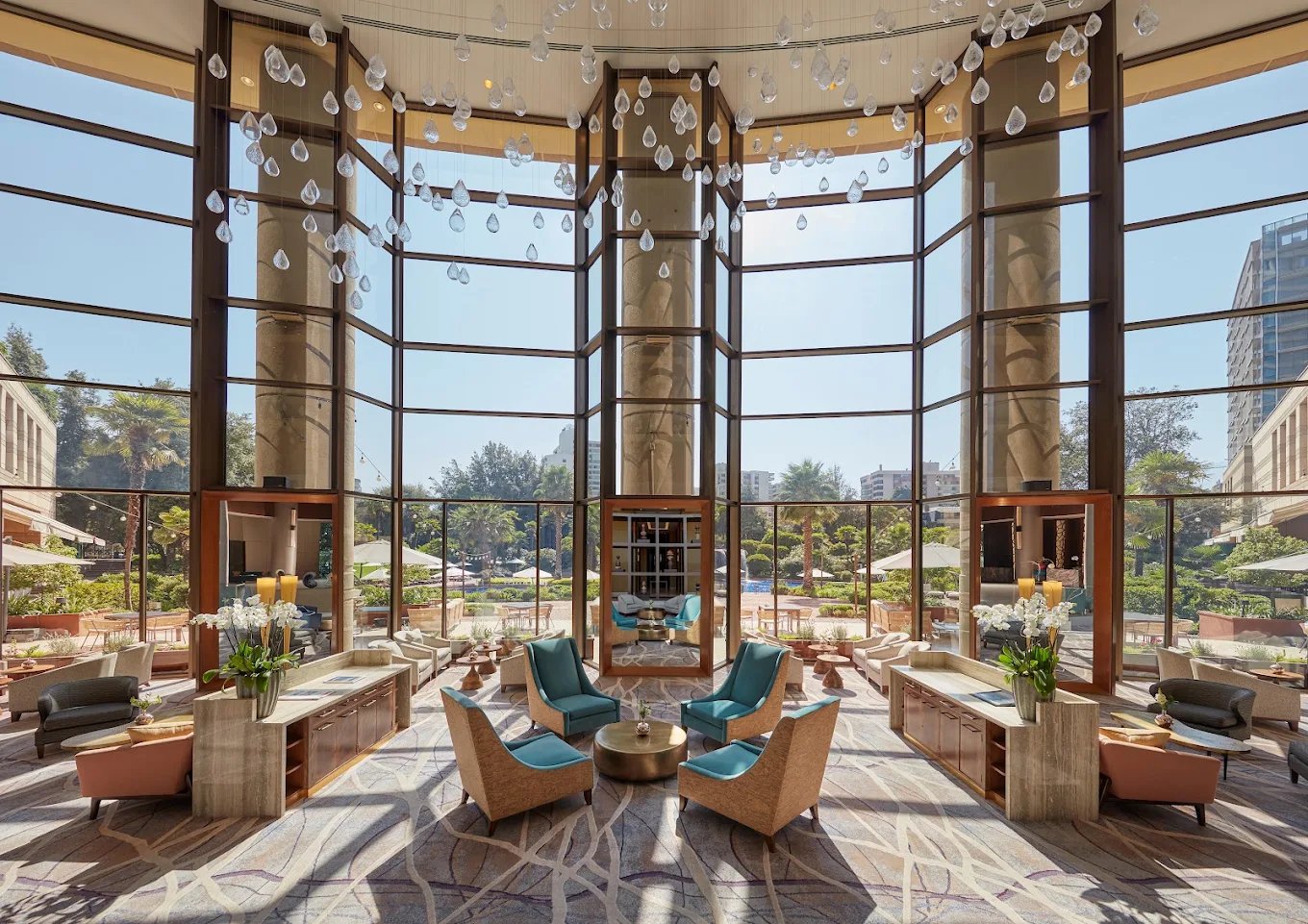 Mandarin Oriental, Santiago — Lobby with hanging glass drops over the lounge.